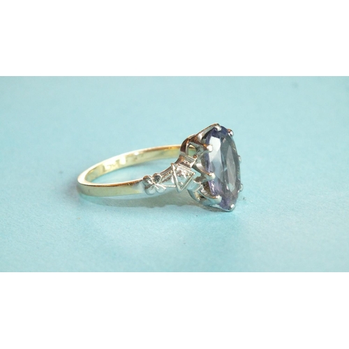 340 - An 18ct gold ring claw-set an oval synthetic colour-changing sapphire, size M, 3.7g.