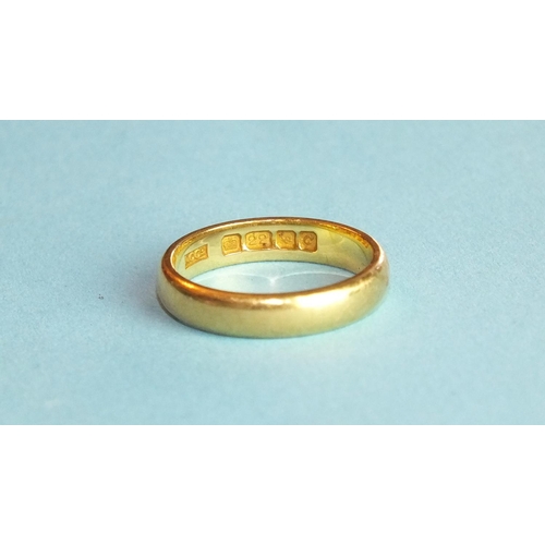 352 - A 22ct gold wedding band, size L, 4.7g.