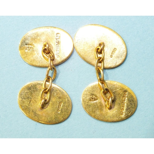 365 - A pair of 9ct yellow gold cufflinks, with engraved scrolling decoration, 4.5g.