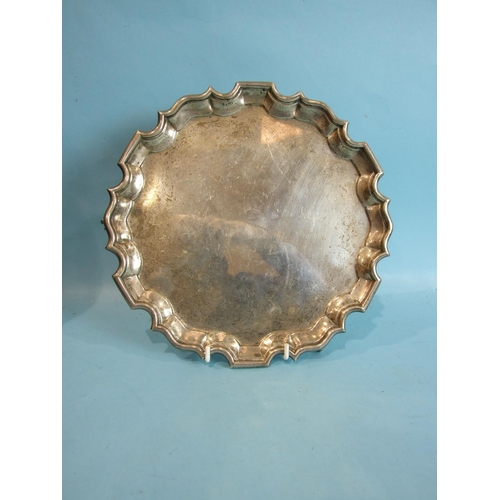 45 - An Edwardian plain circular salver with Chippendale border, on three claw feet, Birmingham 1907, 27c... 