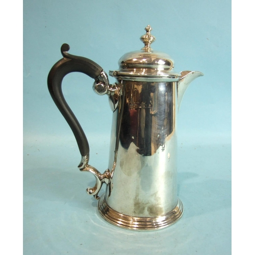 77 - A plain tapered coffee pot with finialled lid, Sheffield 1905, 21cm high and a hot water jug, London... 