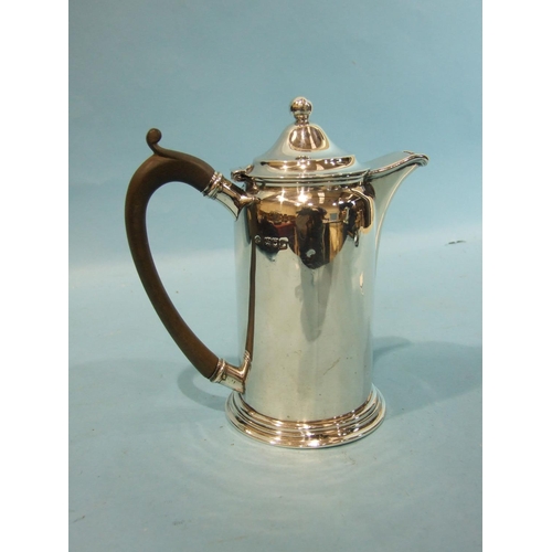 77 - A plain tapered coffee pot with finialled lid, Sheffield 1905, 21cm high and a hot water jug, London... 