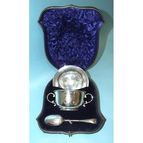 81 - An Edwardian two-handled porringer and a circular dish and spoon in fitted case, London 1905, total ... 