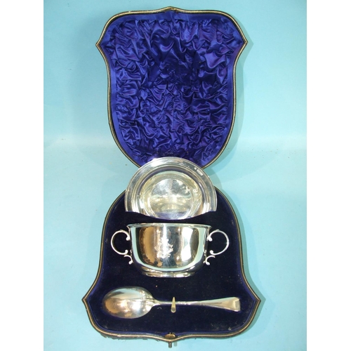 81 - An Edwardian two-handled porringer and a circular dish and spoon in fitted case, London 1905, total ... 