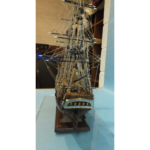 817 - A detailed model of HMS Bounty, with full deck details and rigging, on stand, in Perspex case, 52cm ... 