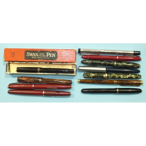 206 - A Mabie Todd & Co Swan fountain pen, boxed, a Parker brown marble-effect fountain pen and nine other... 