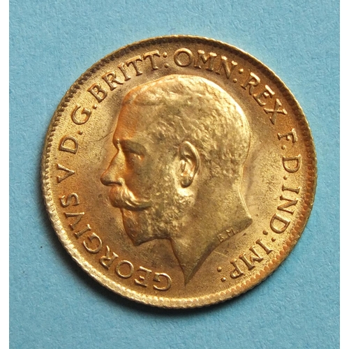 244 - A 1914 half-sovereign.