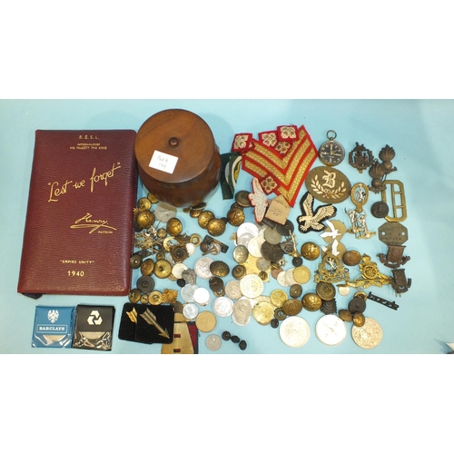 199 - A collection of military badges, buttons, coins, a BESL 'Lest We Forget' 1940 Empire Unity diary and... 