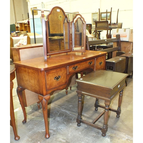 31 - A walnut dressing table fitted with three drawers, 123cm wide, 76cm high, a triptych mirror and an o... 