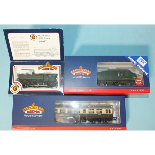 252 - Bachmann, OO gauge, 31-900 GWR 5700 Class 0-6-0T tank engine, 38-528Y BR Mk 1 horsebox twin-pack and... 