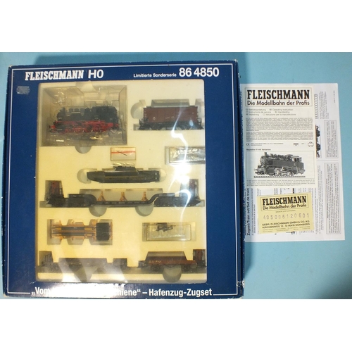 262 - Fleischmann HO gauge, train set 86 4850 containing 0-8-0 tank locomotive no.81008, submarine with fl... 