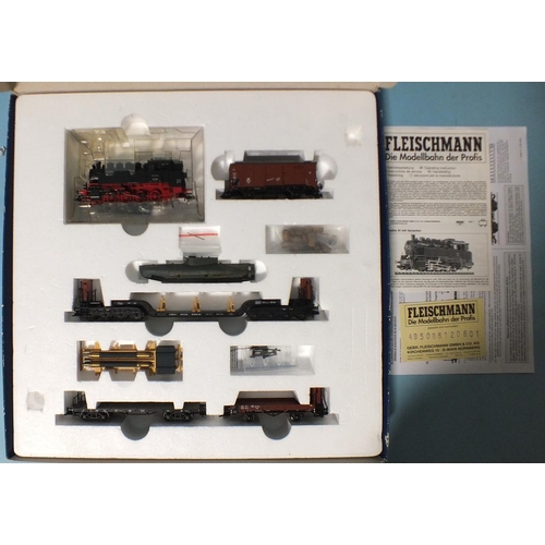 262 - Fleischmann HO gauge, train set 86 4850 containing 0-8-0 tank locomotive no.81008, submarine with fl... 