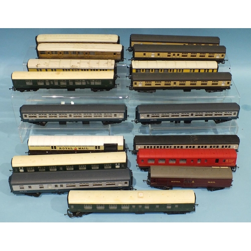 329 - OO gauge, seventeen unboxed coaches, various makers.