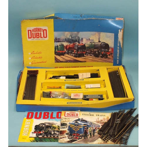 330 - Hornby Dublo, Set 2024, 2-8-0 Express Goods Train set, with two booklets for 1960, 1961, (box a/f) a... 