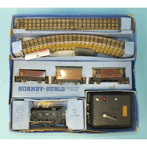 336 - Hornby Dublo, EDG7, a Tank Goods train set with 0-6-0 tank locomotive 6917, (box base only, no lid).... 