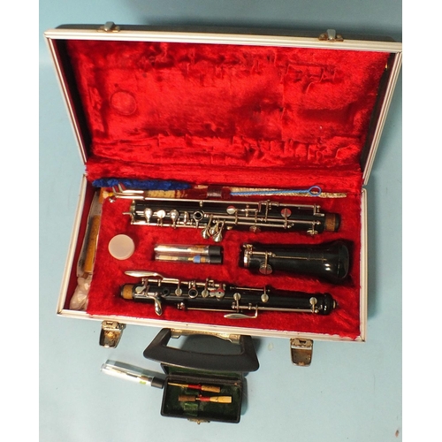 537 - A Boosey & Hawkes oboe, no.425637, in case, with spare reeds.