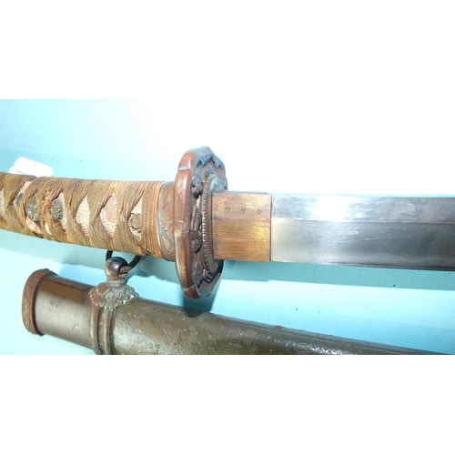 576 - A WWII Japanese Wakasashi sword, the 69cm blade with Habaki marked 689, bound fish-skin grip an... 