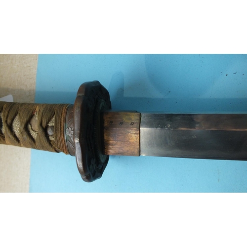 576 - A WWII Japanese Wakasashi sword, the 69cm blade with Habaki marked 689, bound fish-skin grip an... 