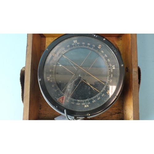 590 - A WWII Type P10 military compass no. 6A/1671, (boxed).