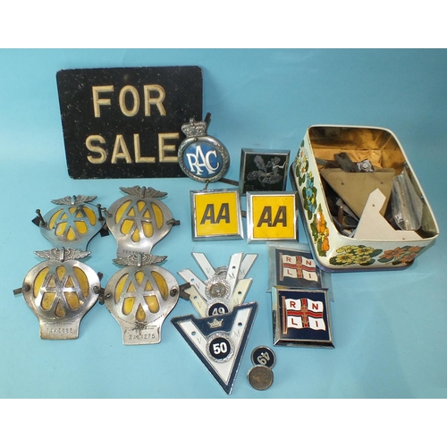 602 - Four metal AA car badges, various plastic car badges and a vintage car number plate 