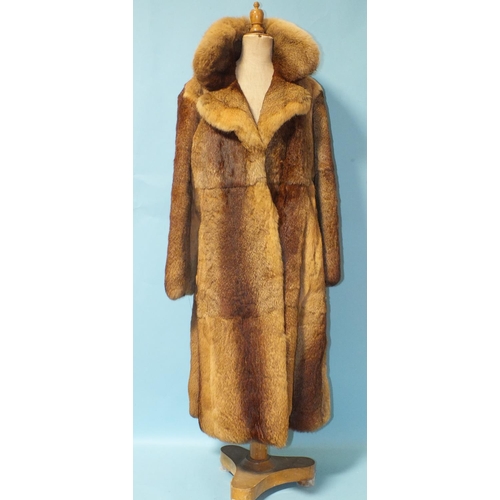 534 - A fox fur coat.