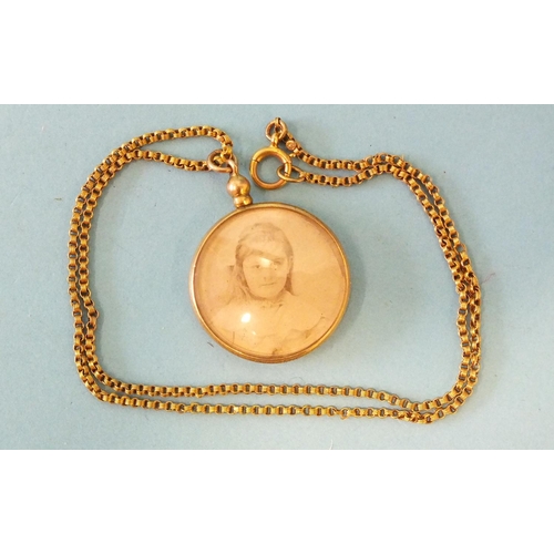 302 - A small 9ct gold double-sided locket on 15ct gold chain, (a/f), 37cm, chain 3.6g.