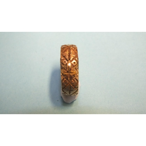 319 - A 9ct gold ring with engraved owl, size O, 4g.