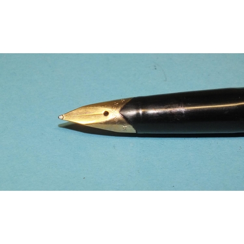 358 - A 12ct gold-plated Parker fountain pen, (lid dented).