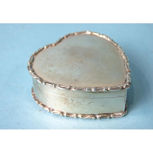 479 - An Edwardian heart-shaped box and cover, 7cm.