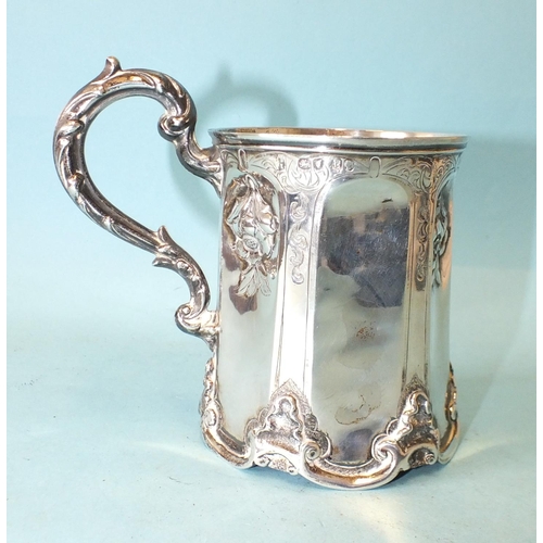 540 - A Victorian hexagonal tankard embossed with flowers and with leaf-capped handle, 11cm high, London 1... 