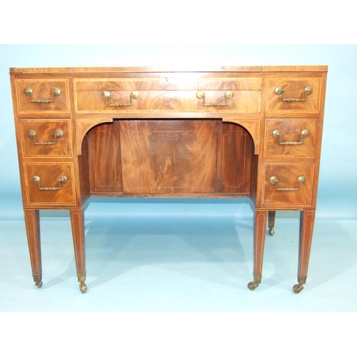 81 - A George III gentleman's mahogany fitted dressing table, the hinged lift top enclosing a folding tri... 