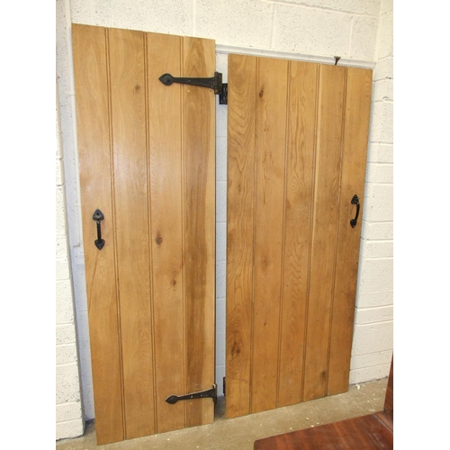 93 - A well-constructed contemporary oak internal door with metal latch fitting and hinges, 200 x 84.5cm ... 