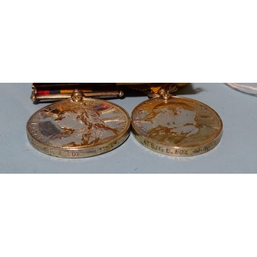 370 - A pair of medals: Queen's South Africa Medal with three clasps, Transvaal, South Africa 1901, South ... 