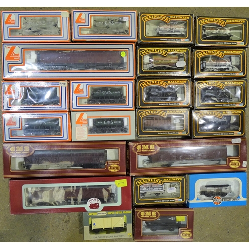 458 - OO gauge, twenty-two wagons, including many private: Mainline (9), Lima (7), Airfix (4), Dapol and W... 