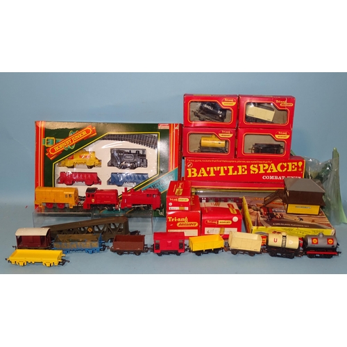 514 - Triang OO gauge, a boxed Battle Space R343K Multiple Missile Launcher, a coach and four wagons, all ... 