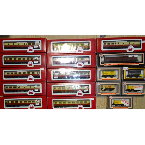 526 - Dapol OO gauge, eleven boxed E20 and E21 BR Riviera Centenary coaches and six wagons, (all boxed), (... 