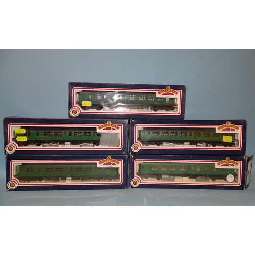 539 - Bachmann OO gauge, five boxed BR malachite green Bulleid coaches: 34-551 (x2), 34-501 and 34-526 (x2... 