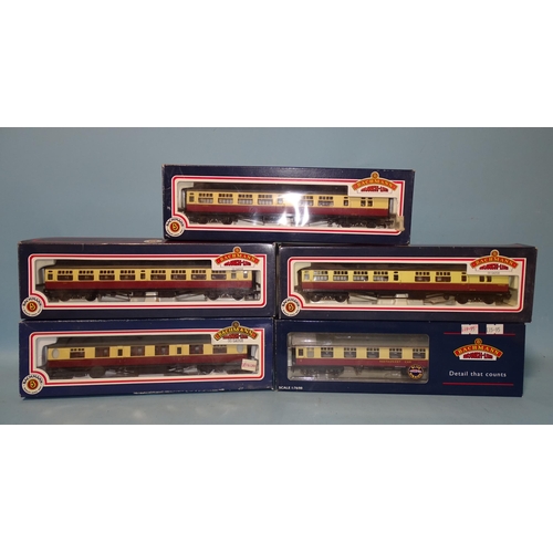 540 - Bachmann OO gauge, five boxed BR crimson/cream coaches: 34-475, 34-502, 34-503, 34-527 and 39-252, (... 