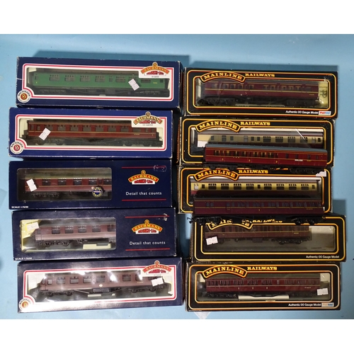 560 - Bachmann OO gauge, three boxed coaches: 34-150, 34-151 and 34-551, two others in wrong boxes, three ... 