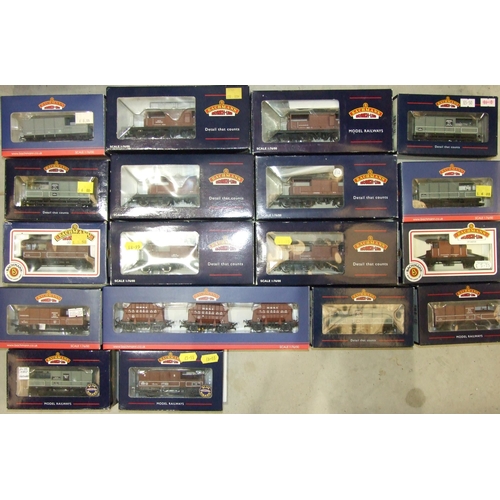 581 - Bachmann OO gauge, eighteen boxed wagons, 33-825A (x2), B (x2), C and D, 33-301C, D (x2) and F, 33-3... 