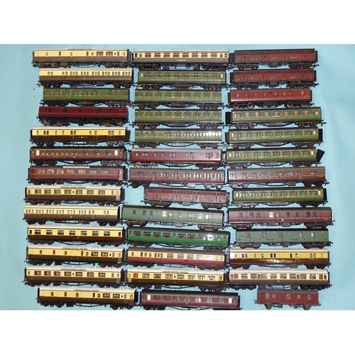 582 - OO gauge, thirty-nine unboxed coaches by Bachmann, Airfix, Graham Farish, etc, (39).... 