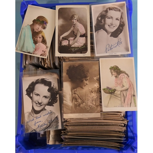 68 - A large collection of postcards depicting actresses and glamour themes, approximately 1200.... 