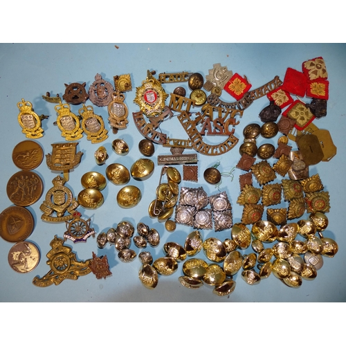 799 - A quantity of military cap badges, pips, buttons, medallions, etc, brass, staybrite and cloth, (appr... 