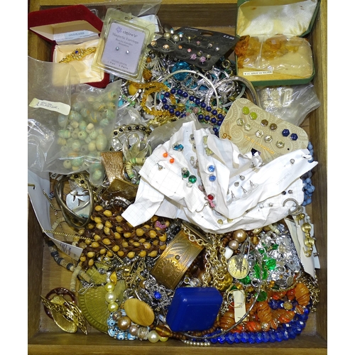 184 - A quantity of costume jewellery.