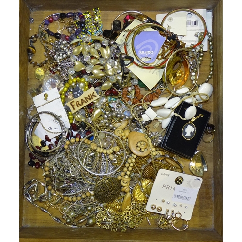 184 - A quantity of costume jewellery.