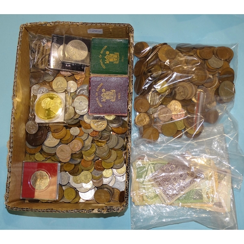 188 - A collection of various British and world coinage, together with a small quantity of bank notes.... 