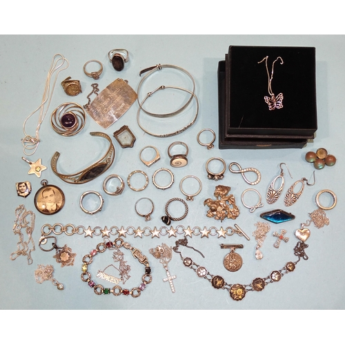 200 - A quantity of silver and white metal jewellery, 266g.