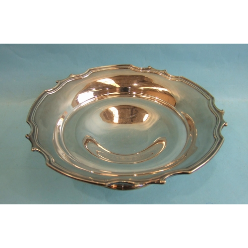 26 - A modern silver pedestal bowl with wavy rim, 24cm diameter, 8cm high, Sheffield 1982, ___14oz.... 