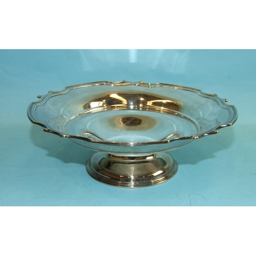 26 - A modern silver pedestal bowl with wavy rim, 24cm diameter, 8cm high, Sheffield 1982, ___14oz.... 