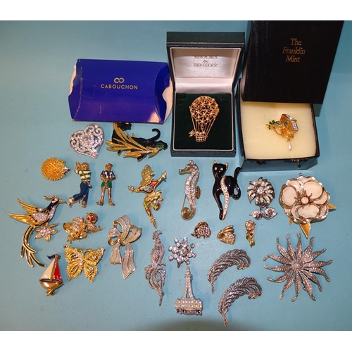 130 - A quantity of costume jewellery brooches in the form of animals, flowers, etc, (27).... 